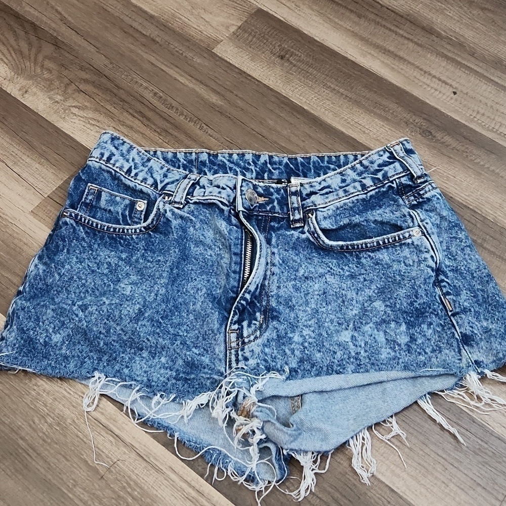 DIVIDED H & M Denim Acid Washed Shorts size 8